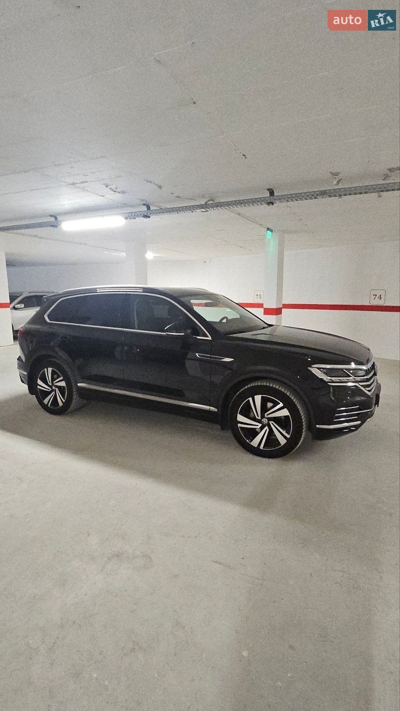 Volkswagen Touareg 2021 VIN WVGZZZCRZMD035650 фото оголошення 4 з 17