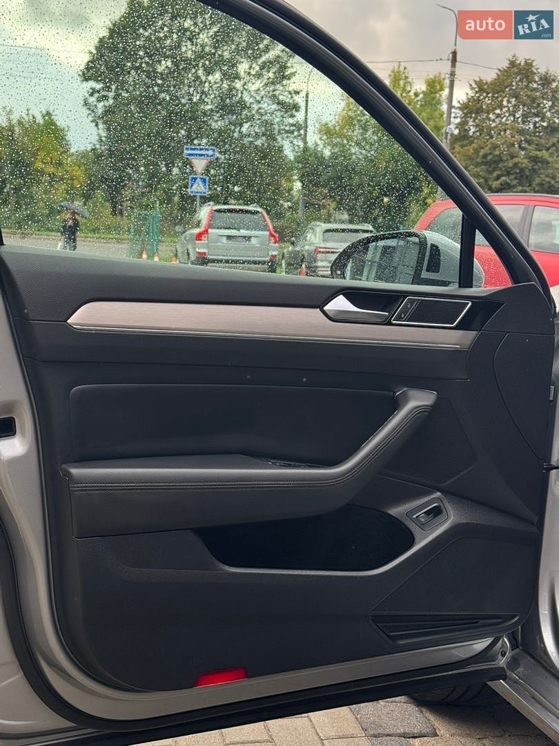 Volkswagen Passat 2018 VIN WVWZZZ3CZJE211698 фото оголошення 14 з 52