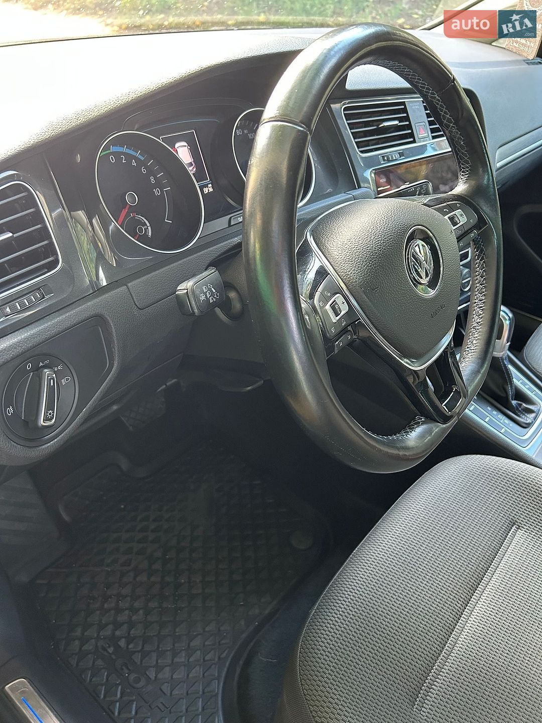 Volkswagen e-Golf 2018 VIN WVWZZZAUZJW902632 фото оголошення 29 з 47
