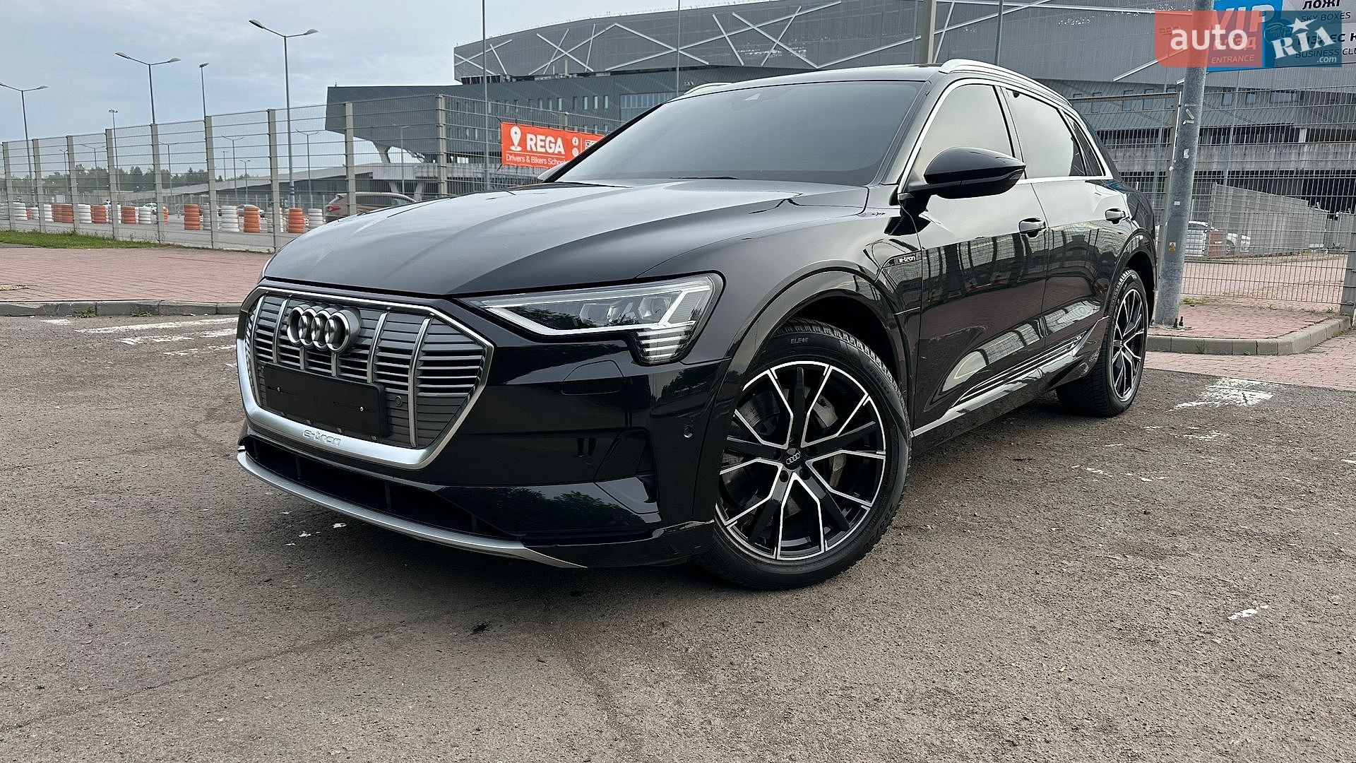 Audi e-tron 2019 VIN WAUZZZGE2LB015236 фото оголошення 2 з 40