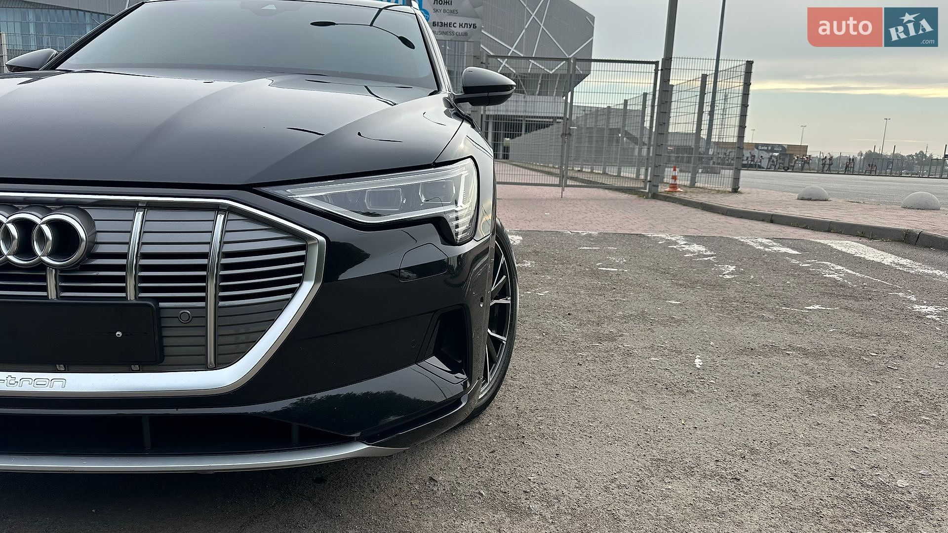 Audi e-tron 2019 VIN WAUZZZGE2LB015236 фото оголошення 3 з 40