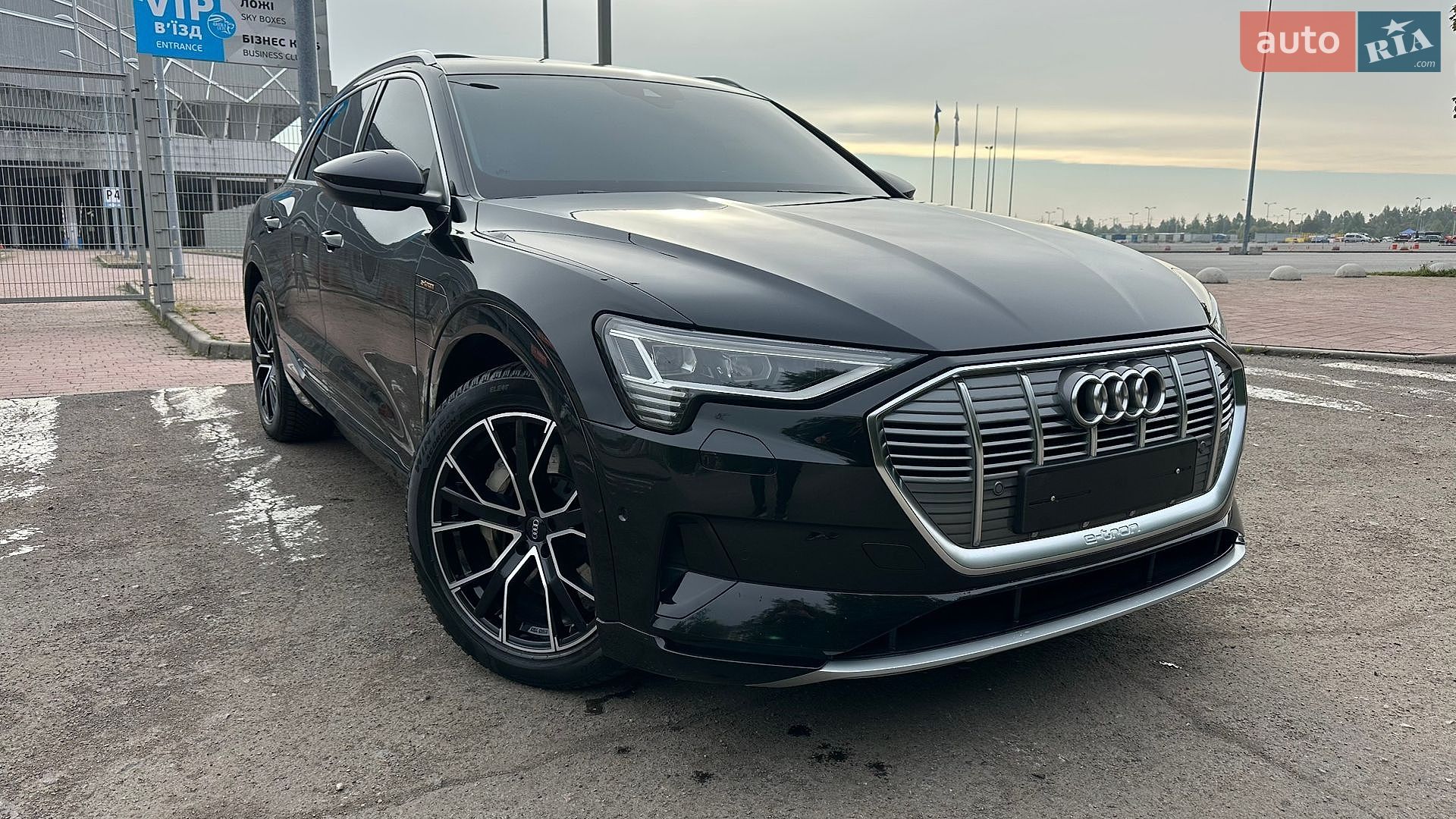 Audi e-tron 2019 VIN WAUZZZGE2LB015236 фото оголошення 4 з 40