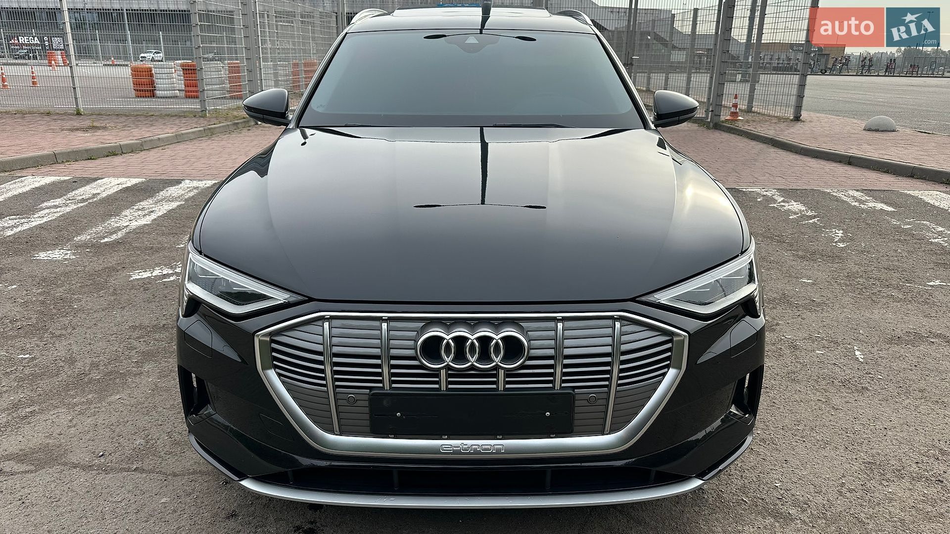 Audi e-tron 2019 VIN WAUZZZGE2LB015236 фото оголошення 8 з 40