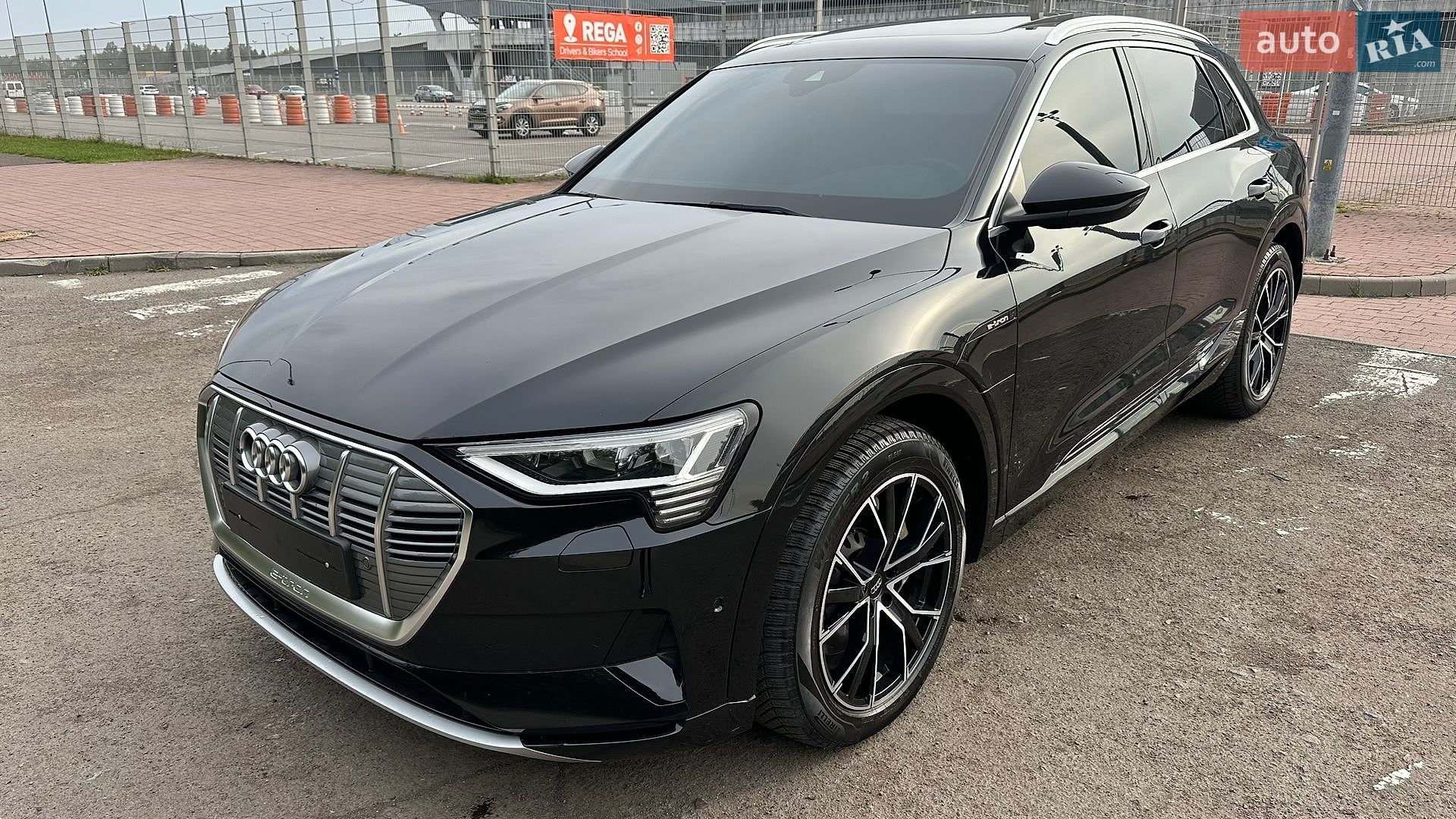 Audi e-tron 2019 VIN WAUZZZGE2LB015236 фото оголошення 9 з 40