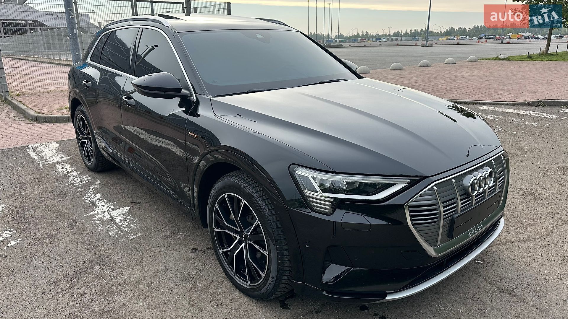 Audi e-tron 2019 VIN WAUZZZGE2LB015236 фото оголошення 10 з 40