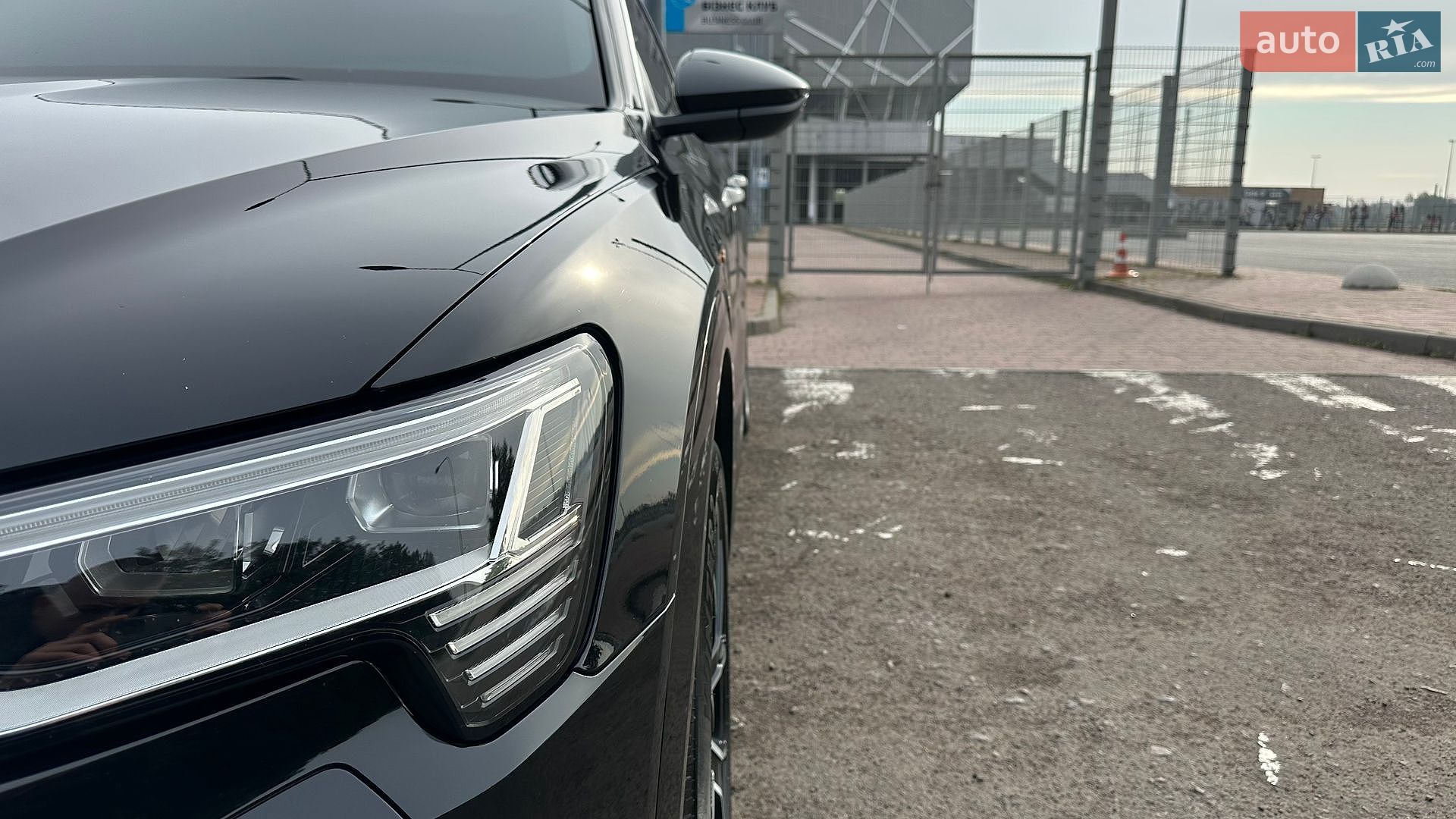 Audi e-tron 2019 VIN WAUZZZGE2LB015236 фото оголошення 12 з 40
