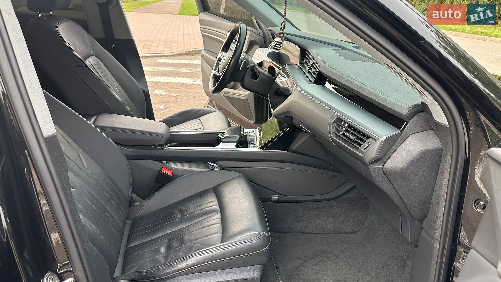 Audi e-tron 2019 VIN WAUZZZGE2LB015236 фото оголошення 27 з 40