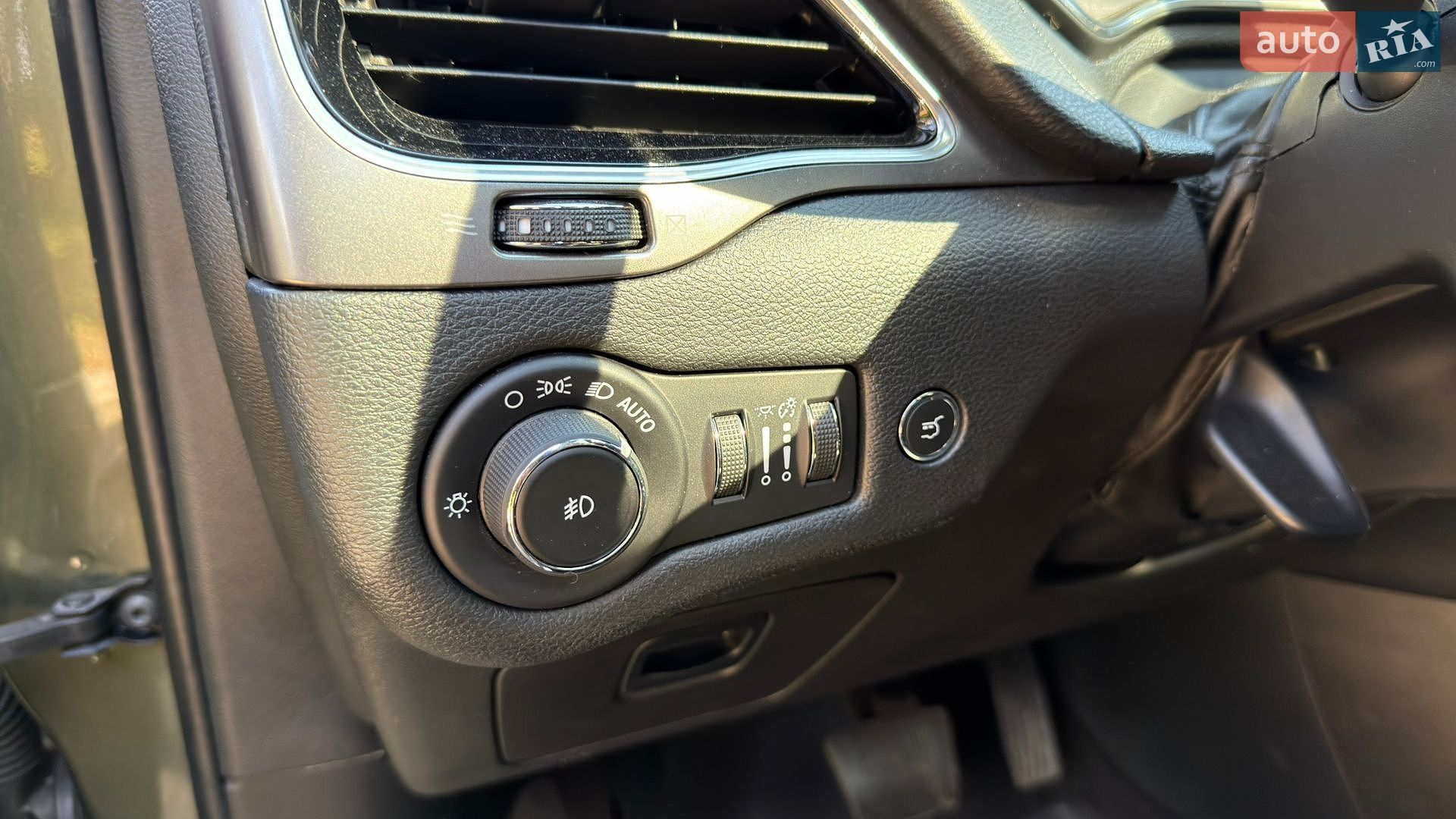 Jeep Cherokee 2018 VIN 1C4PJMDX2KD237546 фото оголошення 29 з 78
