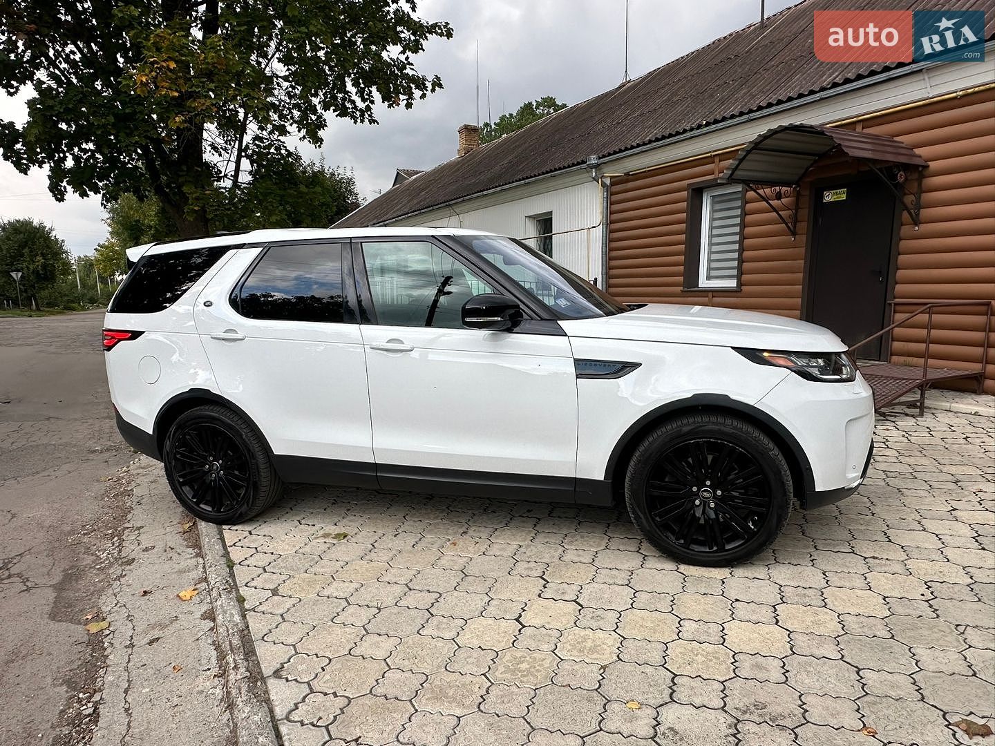 Land Rover Discovery 2018 VIN SALRRBBV6HA046691 фото оголошення 9 з 16