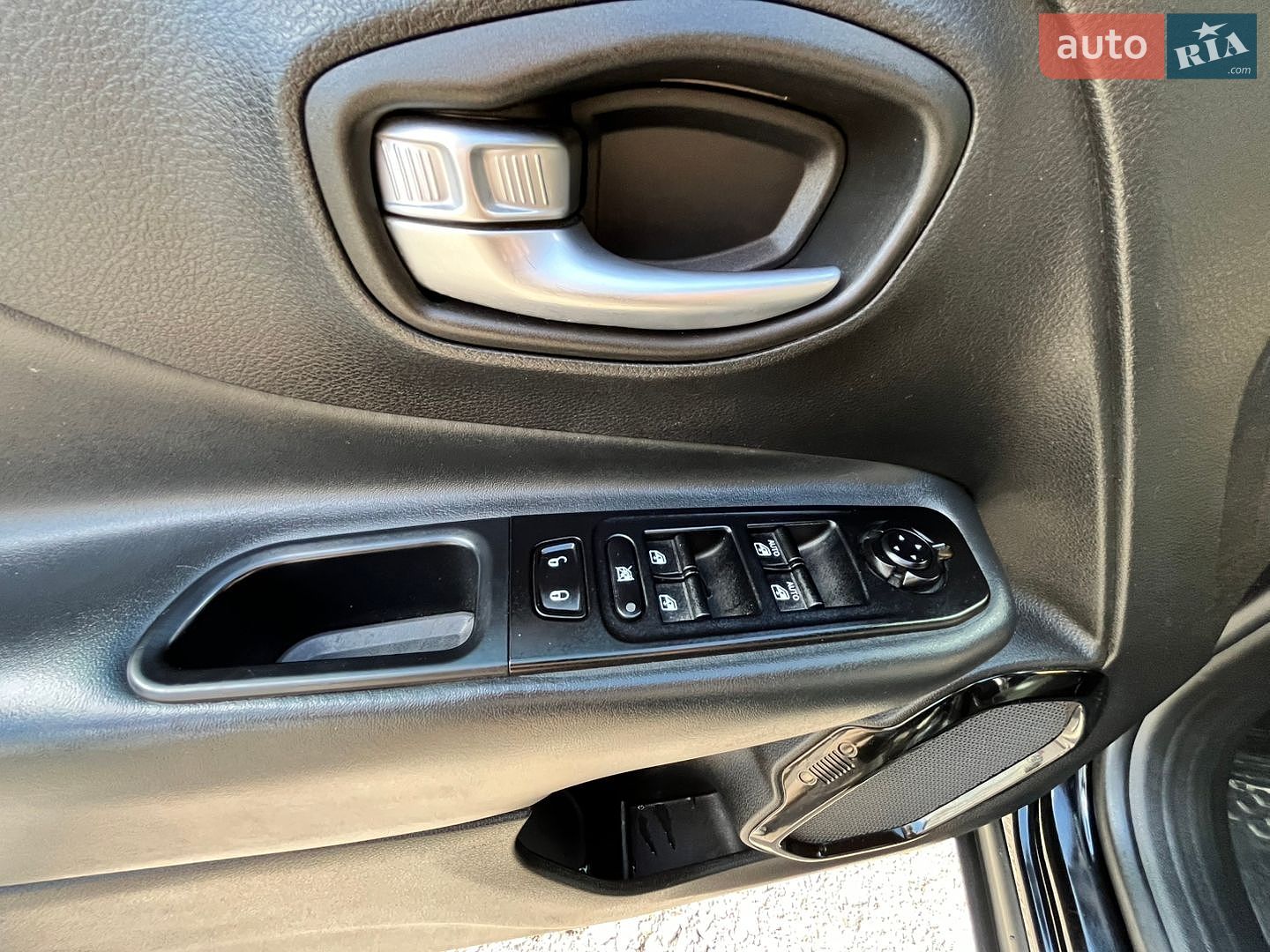 Jeep Renegade 2016 VIN ZACCJBDB3HPE80168 фото оголошення 8 з 39