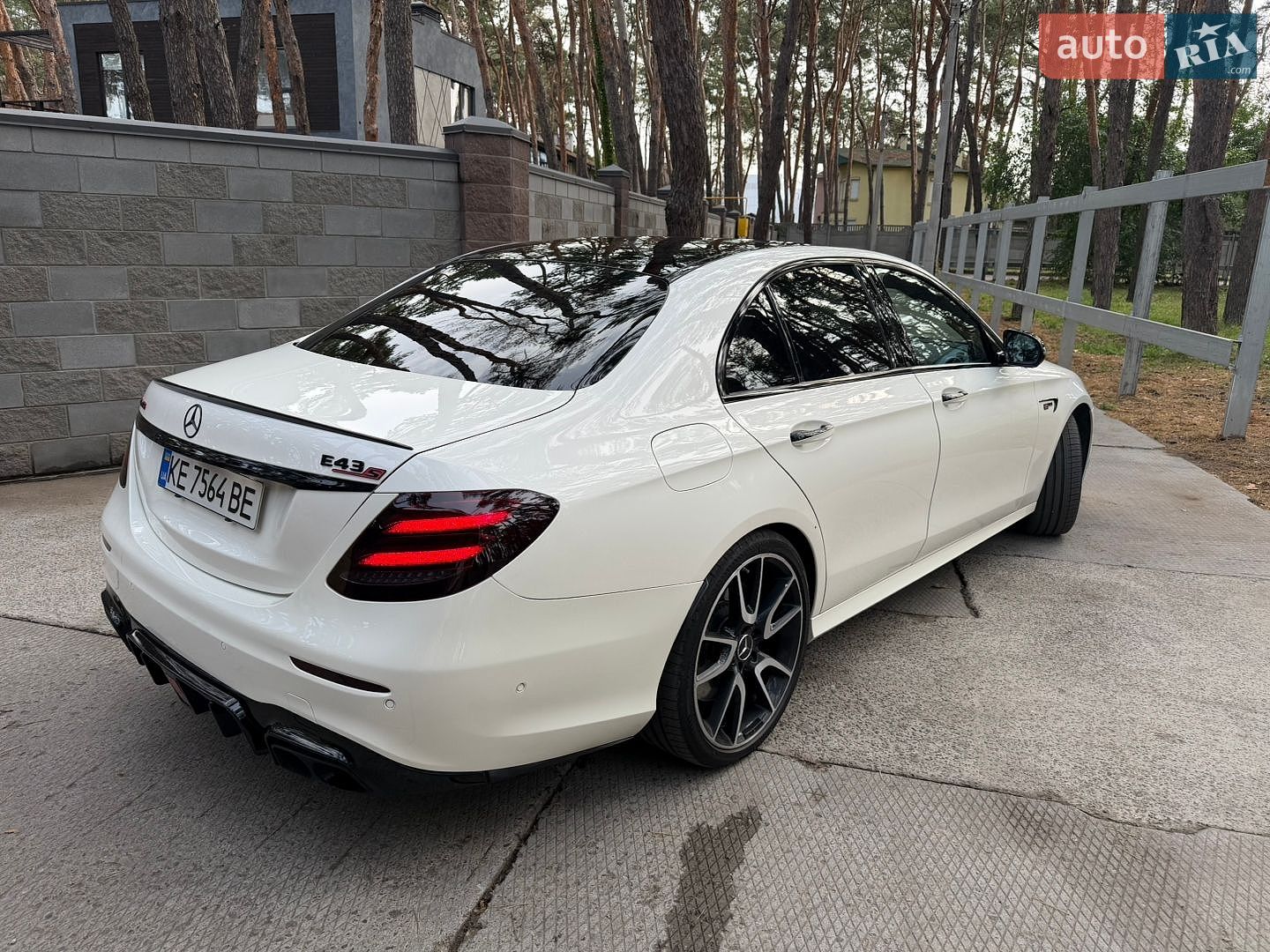 Mercedes-Benz E-Class 2017 VIN WDDZF6EB8JA390625 фото оголошення 4 з 13
