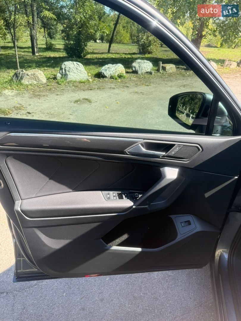 Volkswagen Tiguan 2019 VIN WVGZZZ5NZKM163001 фото оголошення 13 з 21