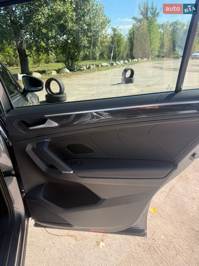 Volkswagen Tiguan 2019 VIN WVGZZZ5NZKM163001 фото оголошення 15 з 21
