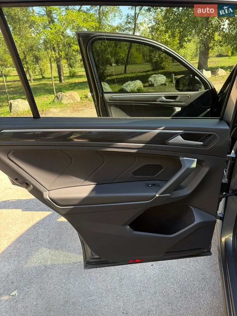 Volkswagen Tiguan 2019 VIN WVGZZZ5NZKM163001 фото оголошення 19 з 21