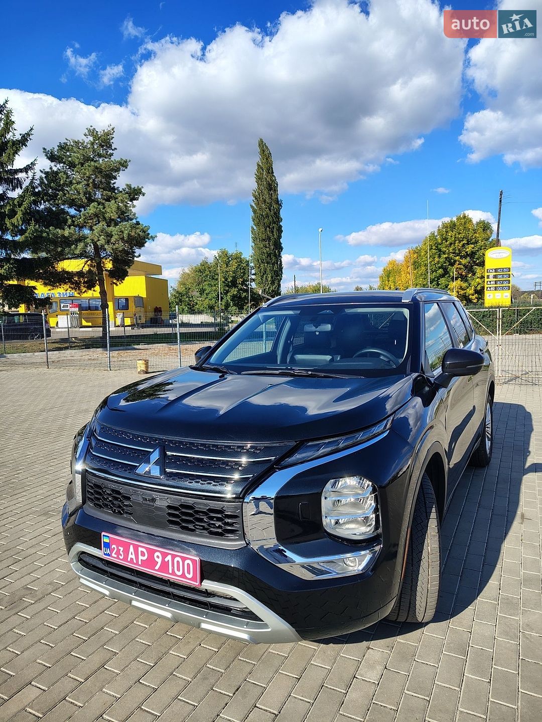 Mitsubishi Outlander 2023 VIN JA4J4VA83RZ610598 фото оголошення 2 з 35