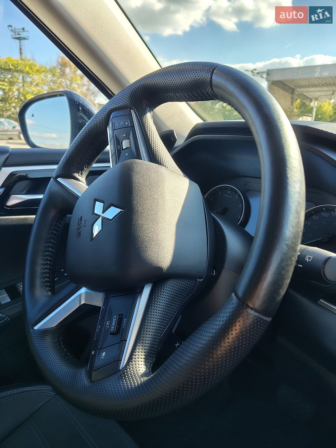 Mitsubishi Outlander 2023 VIN JA4J4VA83RZ610598 фото оголошення 12 з 35