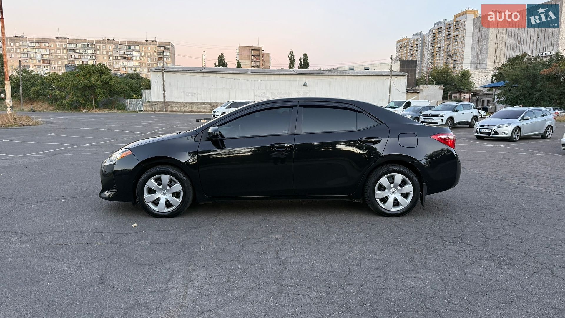 Toyota Corolla 2017 VIN 5YFBURHE7HP638572 фото оголошення 5 з 13