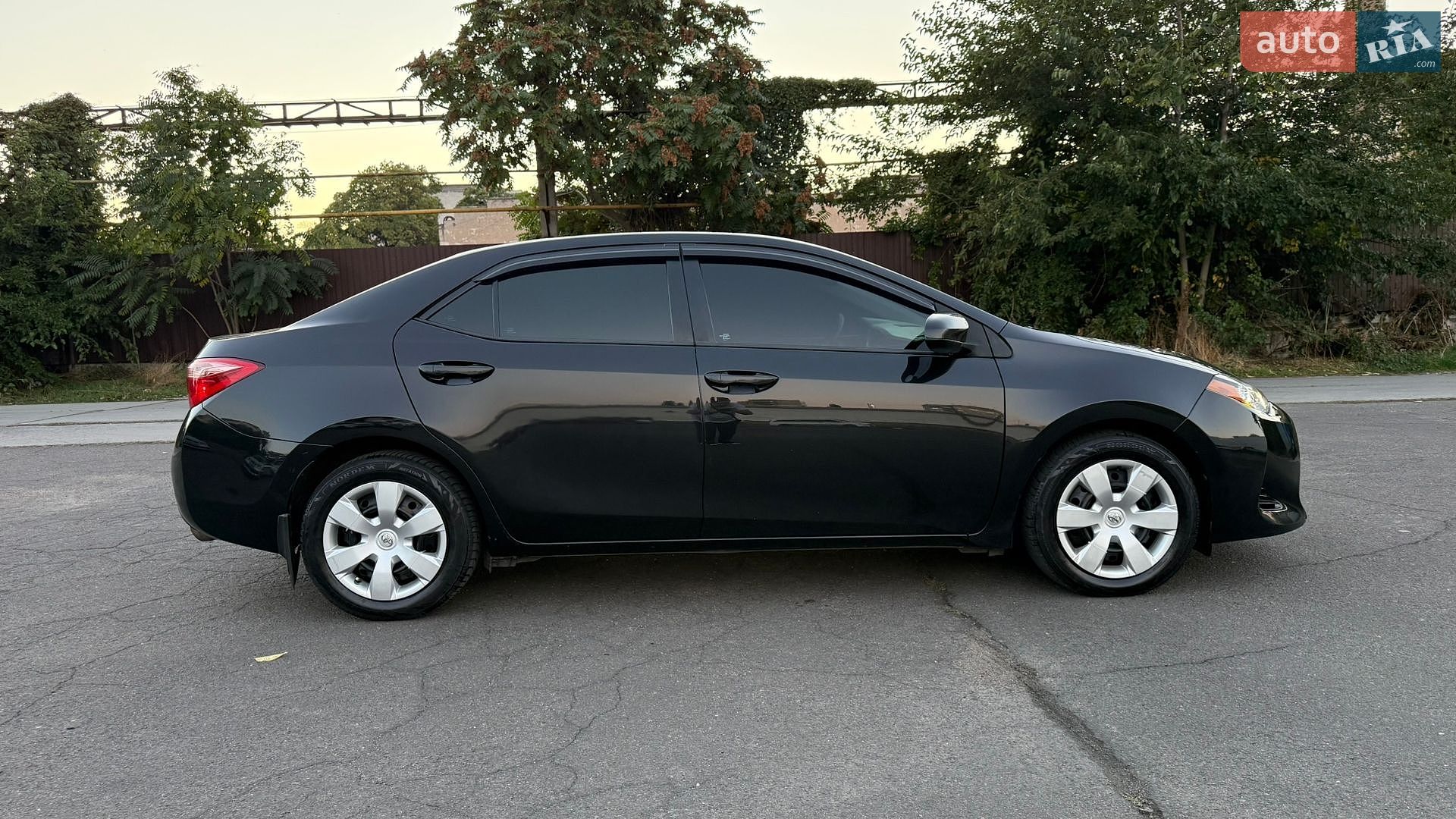 Toyota Corolla 2017 VIN 5YFBURHE7HP638572 фото оголошення 4 з 13