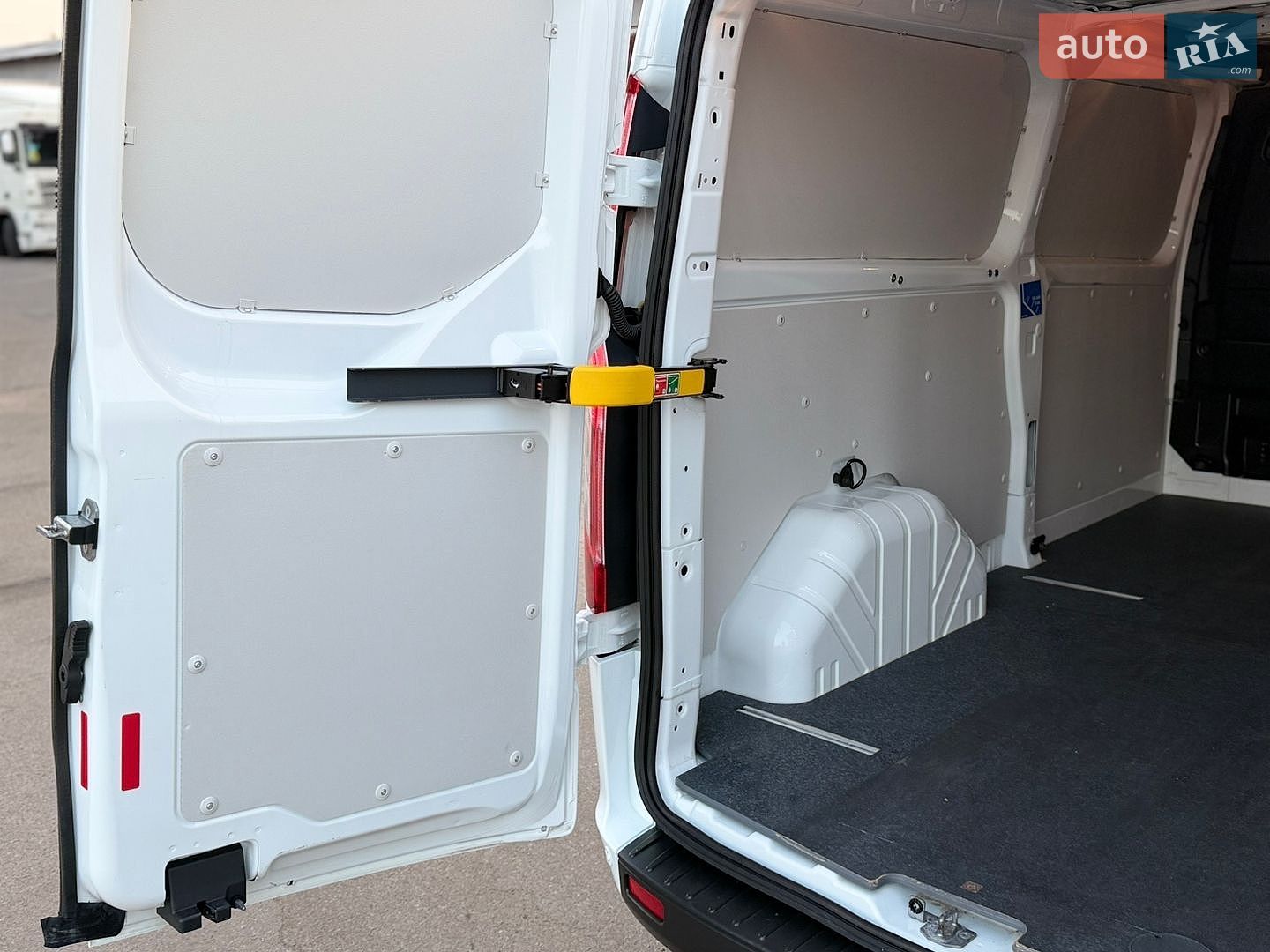 Ford Transit Custom 2020 VIN WF0YXXTTGYKU04884 фото оголошення 11 з 31