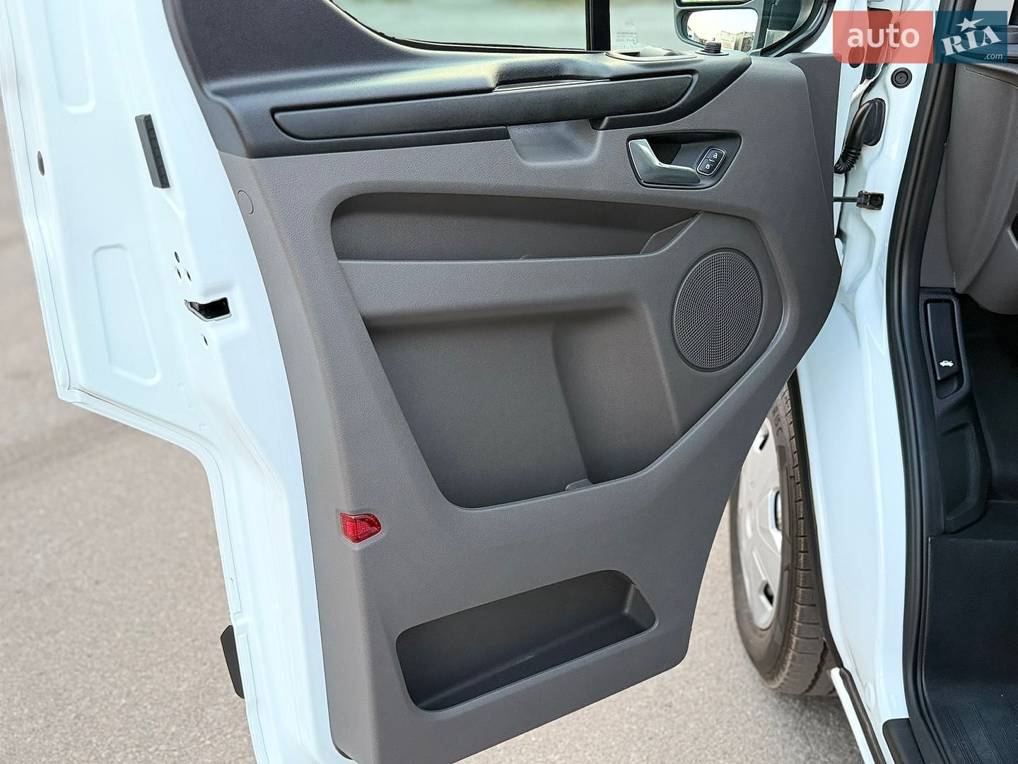 Ford Transit Custom 2020 VIN WF0YXXTTGYKU04884 фото оголошення 21 з 31