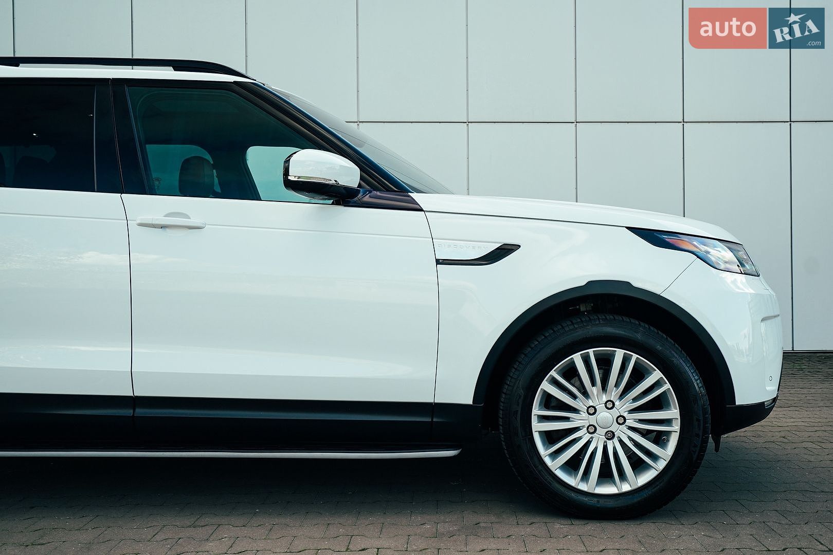 Land Rover Discovery 2017 VIN SALRRBBK6HA013485 фото оголошення 8 з 58