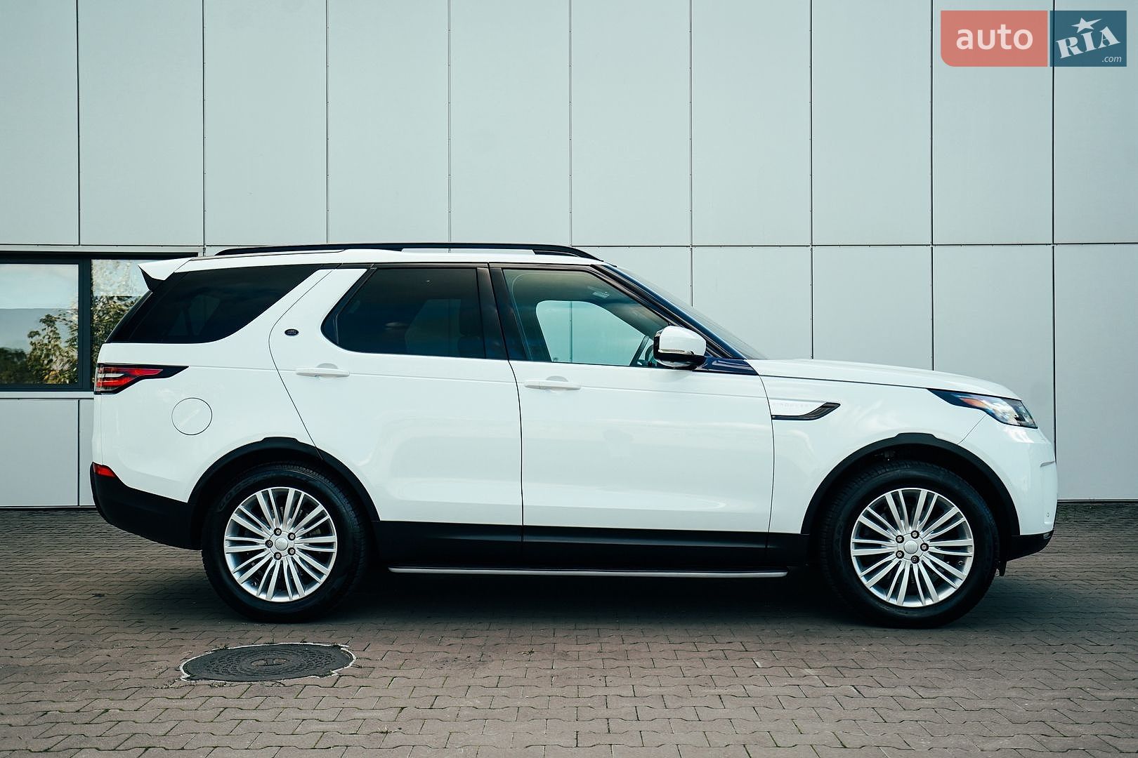 Land Rover Discovery 2017 VIN SALRRBBK6HA013485 фото оголошення 5 з 58