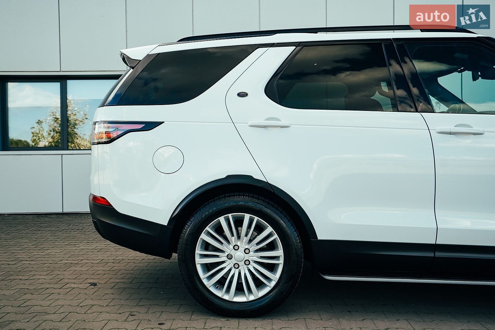 Land Rover Discovery 2017 VIN SALRRBBK6HA013485 фото оголошення 7 з 58