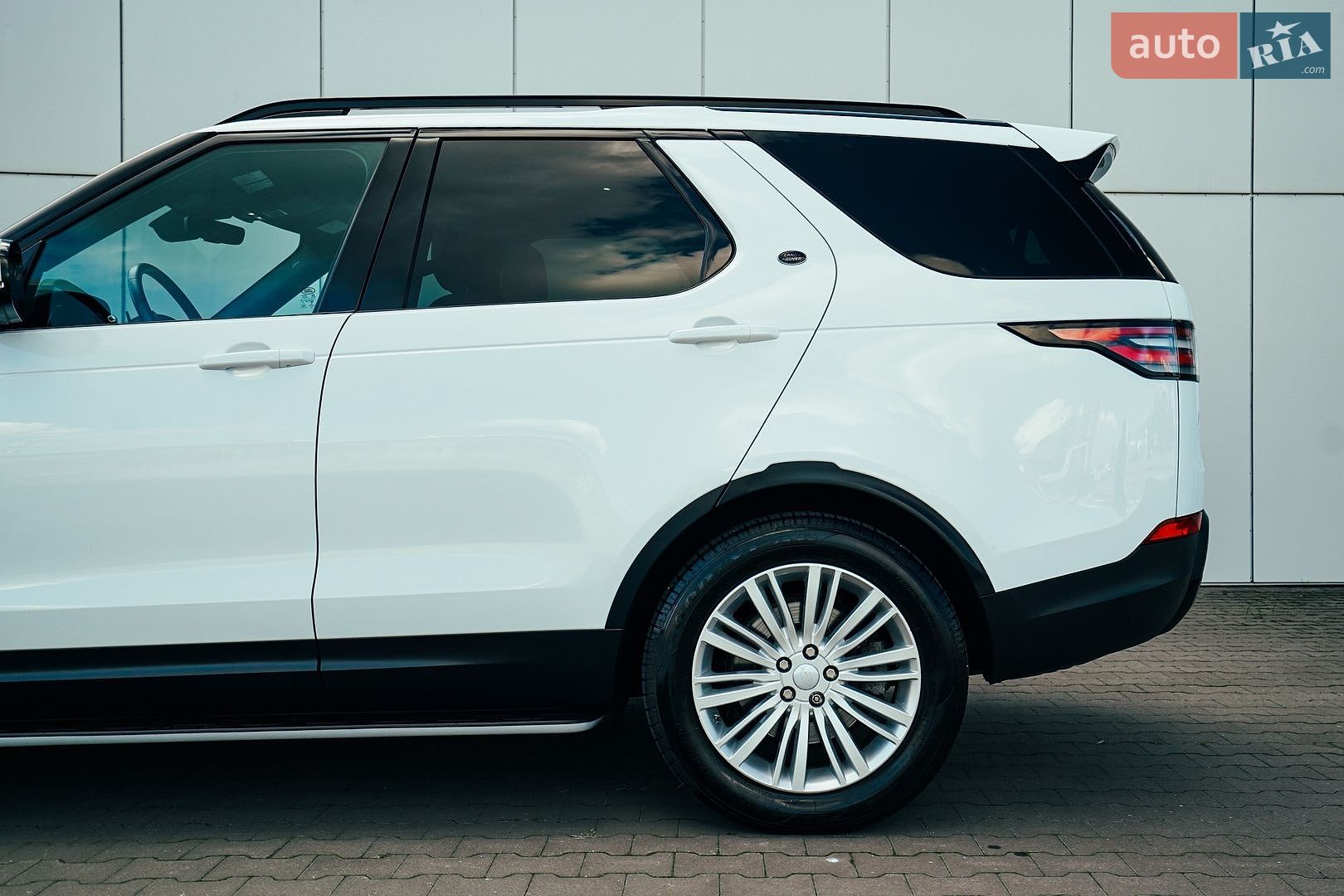 Land Rover Discovery 2017 VIN SALRRBBK6HA013485 фото оголошення 11 з 58