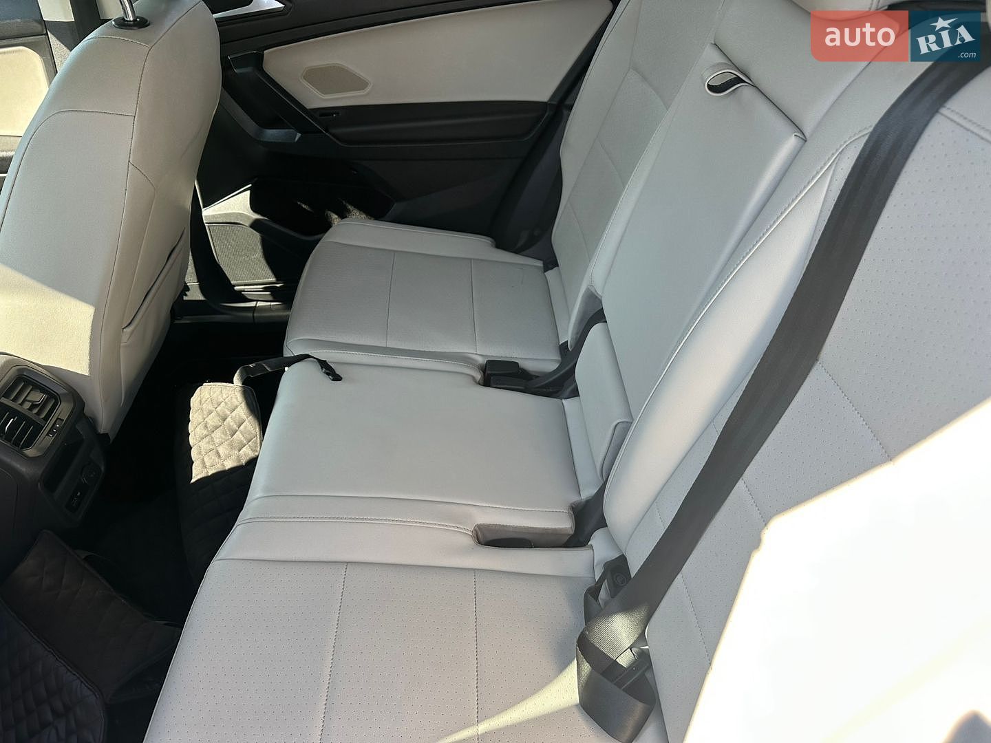 Volkswagen Tiguan 2019 VIN 3VV2B7AX6KM080056 фото оголошення 9 з 12