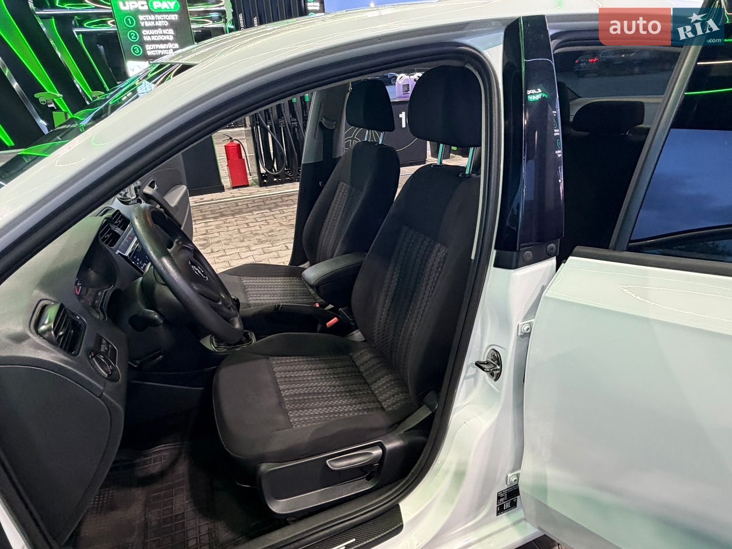 Volkswagen Polo 2016 VIN XW8ZZZ61ZHG017504 фото оголошення 9 з 51
