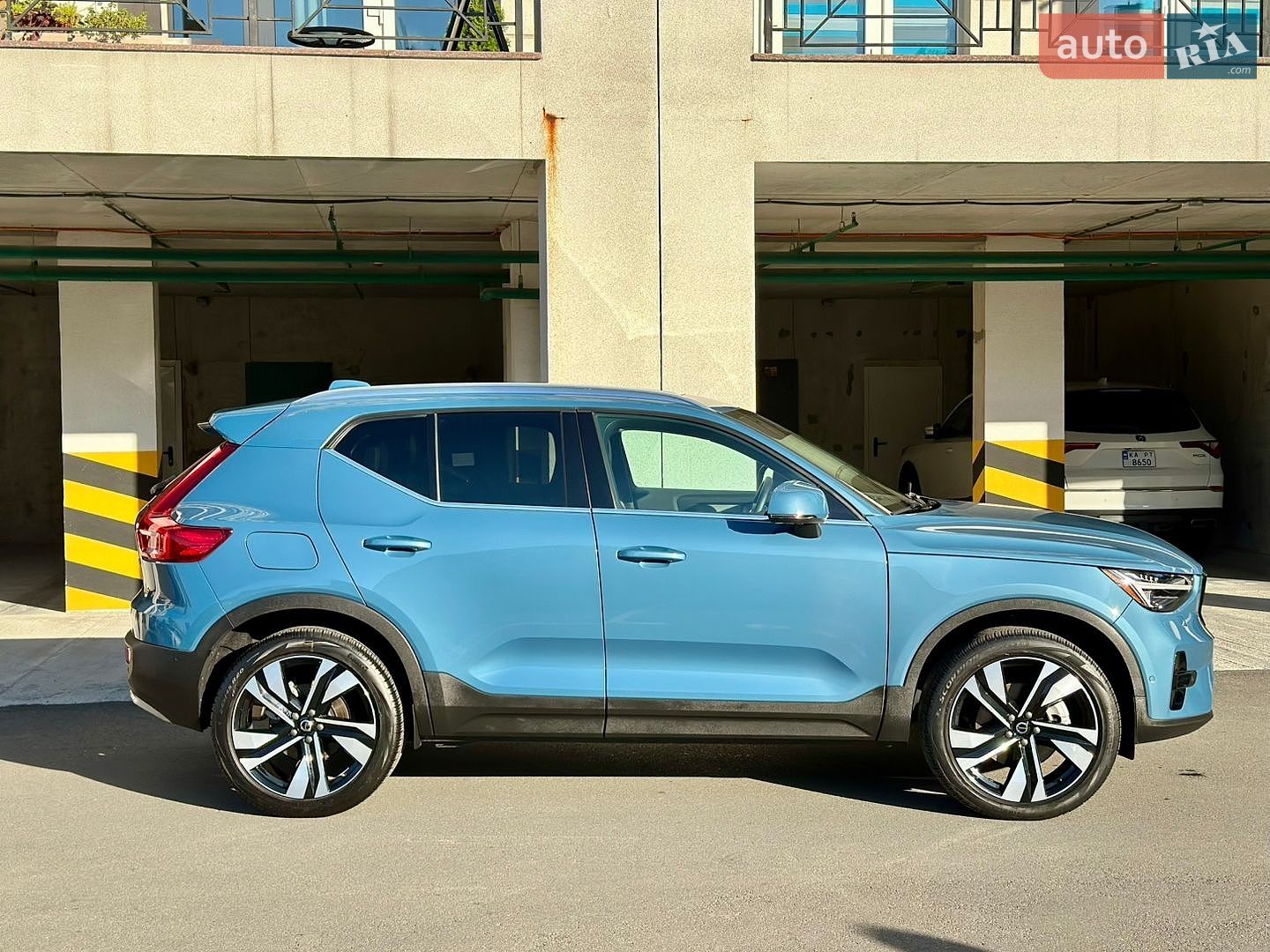 Volvo XC40 2024 VIN YV4L12UE0S2456595 фото оголошення 3 з 26