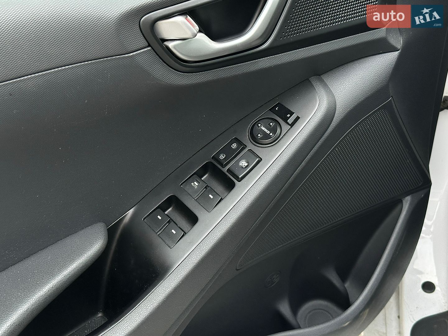 Hyundai Ioniq 2018 VIN KMHC85LC4JU100746 фото оголошення 12 з 21