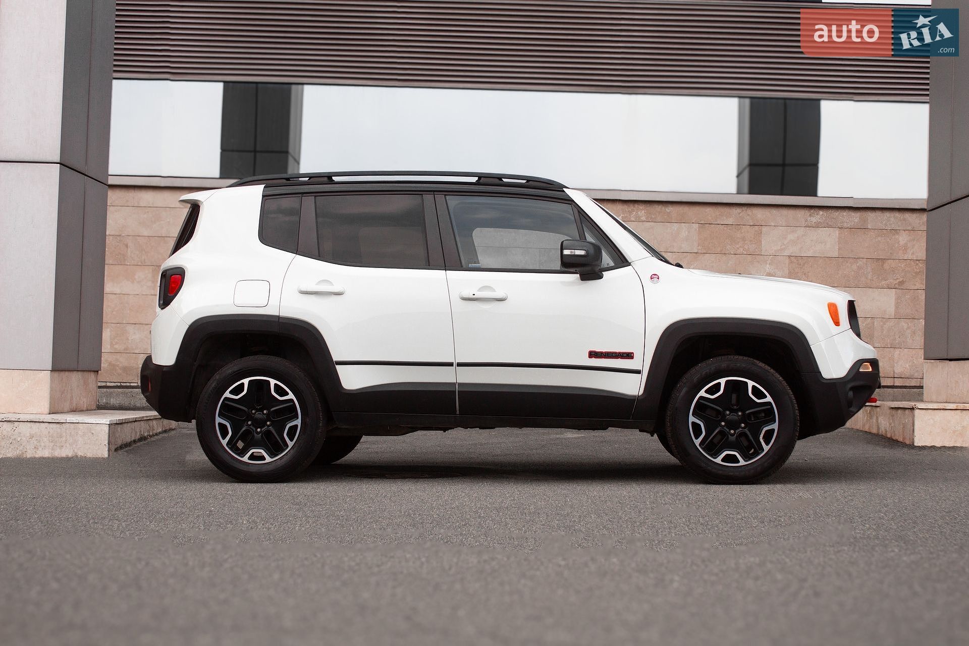 Jeep Renegade 2015 VIN ZACCJBCT0GPC51293 фото оголошення 2 з 40