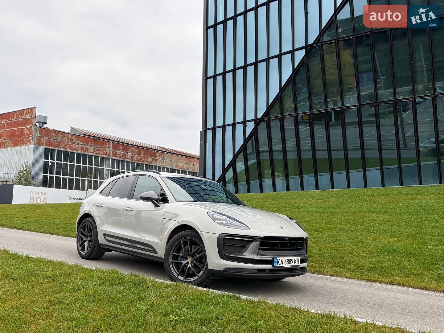 Porsche Macan 2023 VIN WP1ZZZ95ZPLB15683 фото оголошення 2 з 16