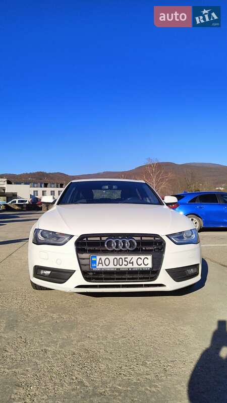 Седан Audi A4 2014 в Мукачево