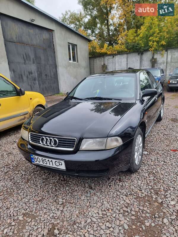 Седан Audi A4 1995 в Кременце