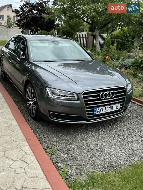 Седан Audi A8 2014 в Луцке