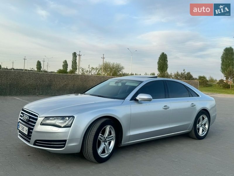 Седан Audi A8 2012 в Вараше