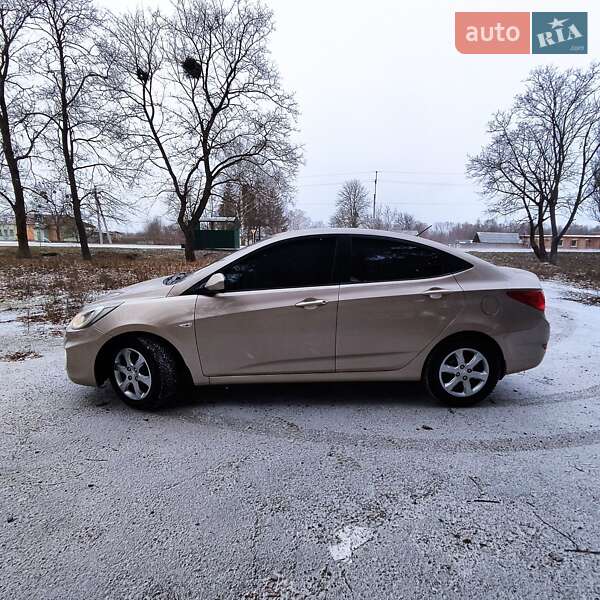 Седан Hyundai Accent 2012 в Ромнах