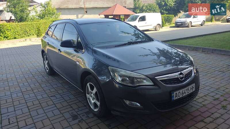 Универсал Opel Astra 2012 в Ужгороде