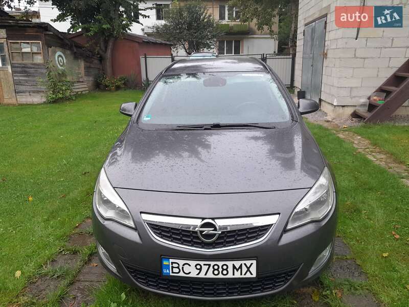 Універсал Opel Astra 2010 в Самборі