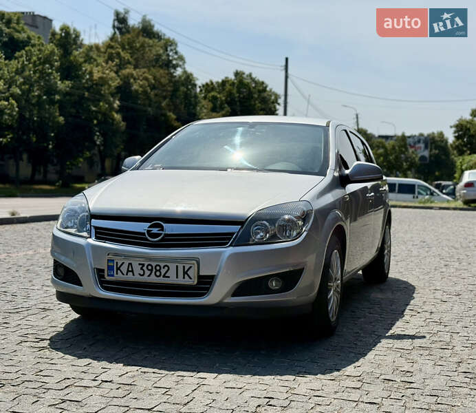 Хэтчбек Opel Astra 2013 в Киеве