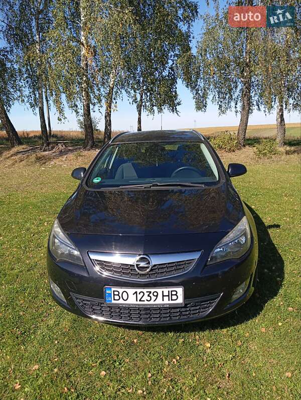 Универсал Opel Astra 2011 в Почаеве
