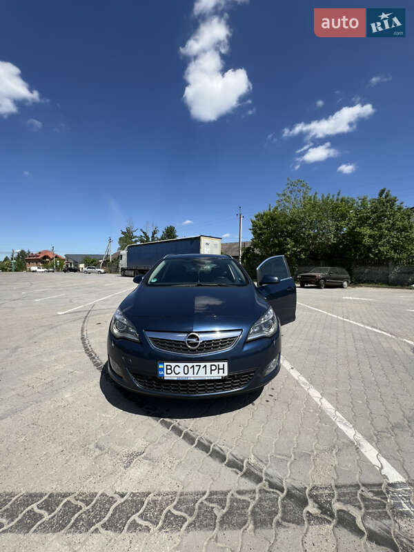 Универсал Opel Astra 2012 в Львове