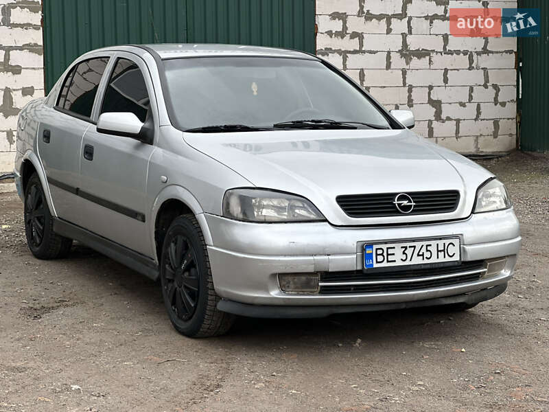 Седан Opel Astra 2004 в Новом Буге