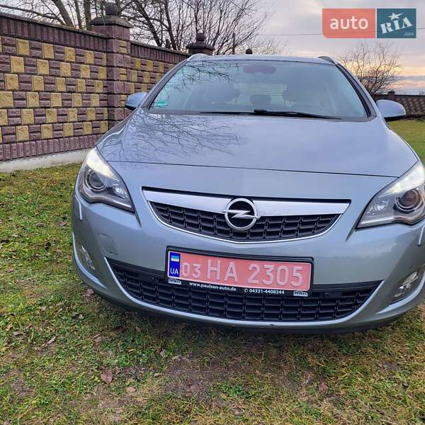 Універсал Opel Astra 2011 в Луцьку