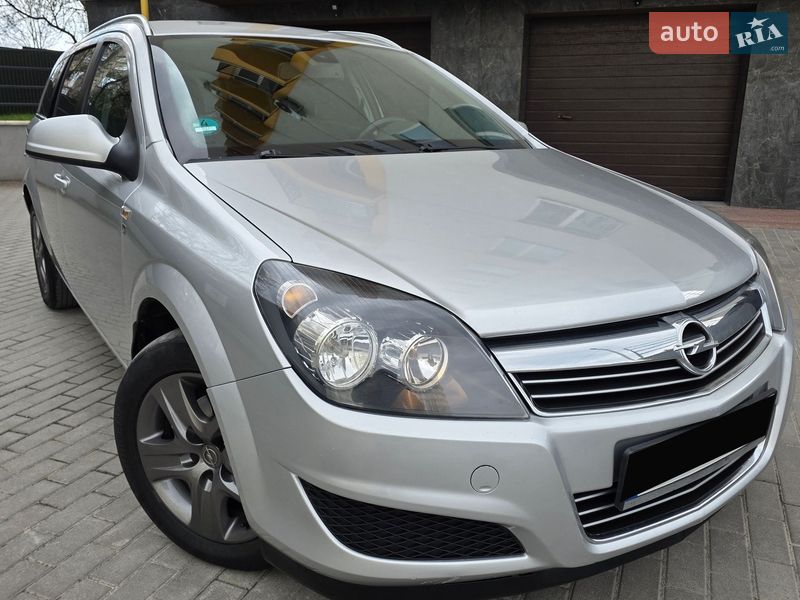 Універсал Opel Astra 2010 в Тернополі