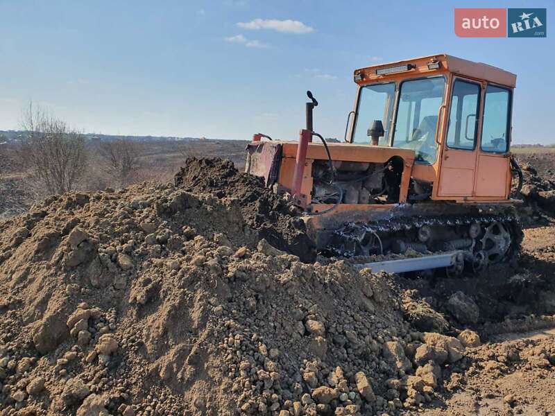 Бульдозер ЧТЗ БТС 1993 в Львове Бульдозер ЧТЗ БТС 1993 в Львове