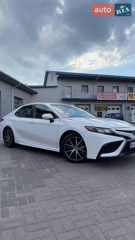 Седан Toyota Camry 2022 в Ровно Седан Toyota Camry 2022 в Ровно
