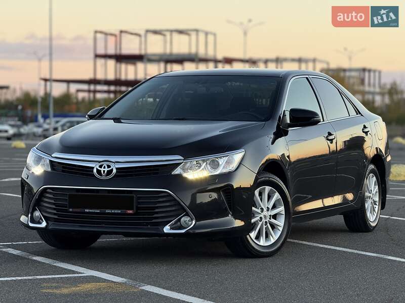 Седан Toyota Camry 2017 в Киеве